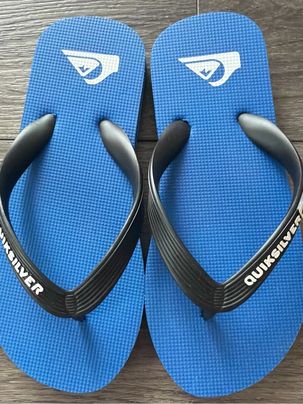 Boys Quiksilver NWT Old Navy flip flops - black & blue sz 1-2